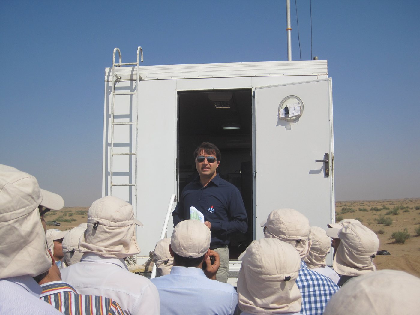 Explaining seismic acquisition to a group of university students in the field