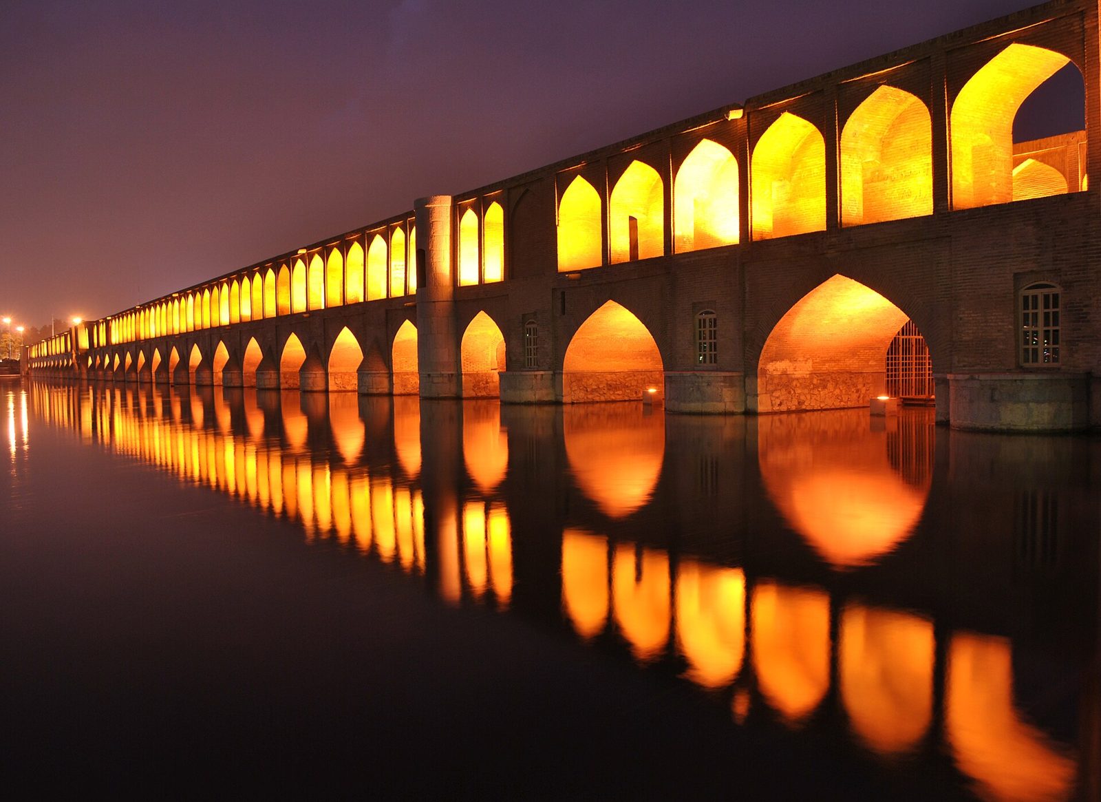 Si-o-se Pol bridge in Isfahan at dusk